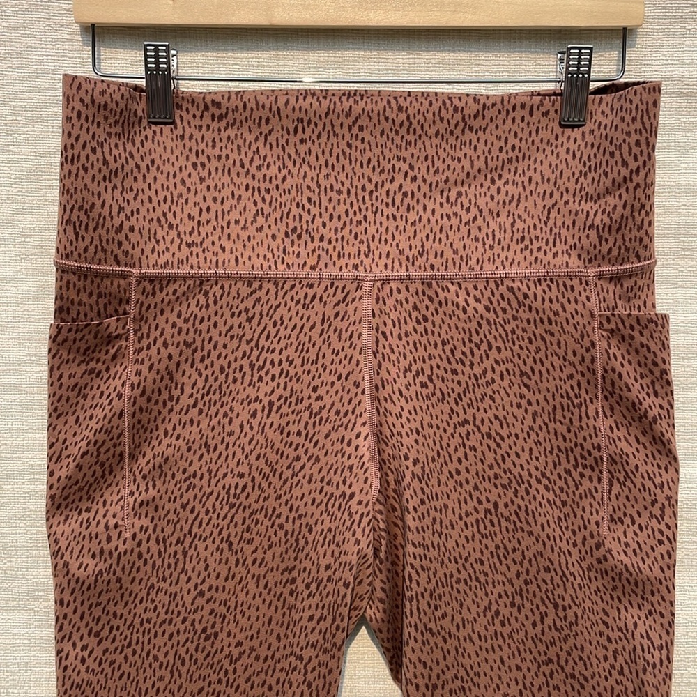 Athleta Salutation Stash Pocket ll Printed 7/8 Tight Shanti Animal Beige Sz Larg - Picture 4 of 10
